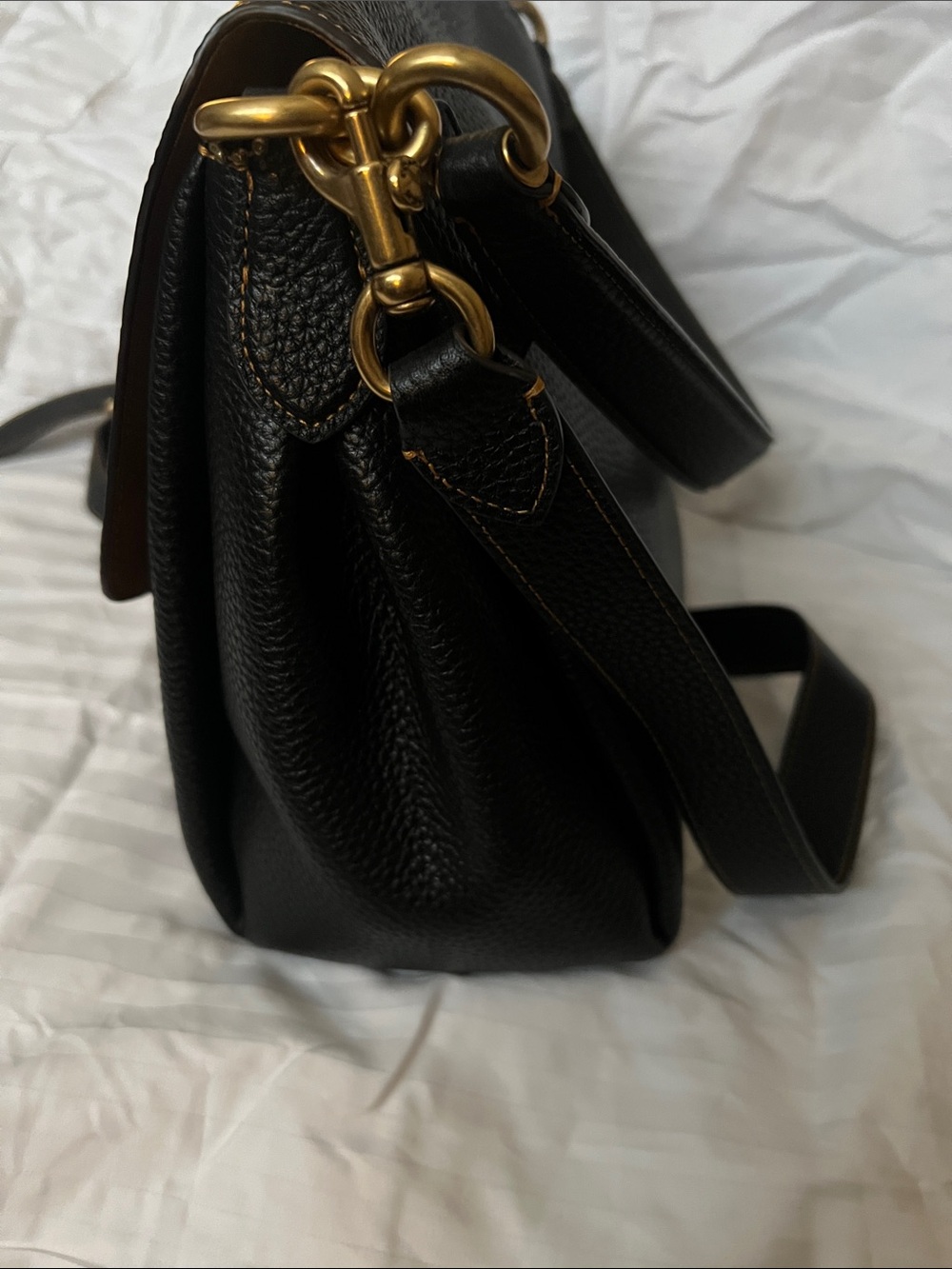 COACH May shoulder bag in black pebbled leather and gold hardware. - Picture 4 of 10